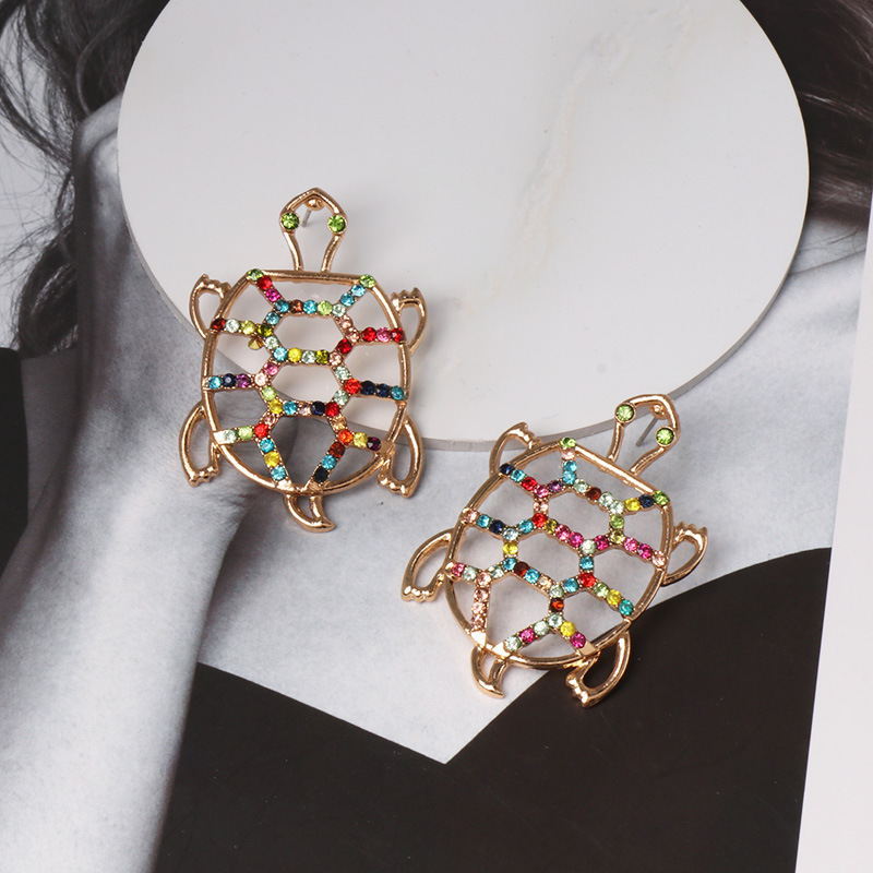 Hollow turtle with diamond temperament earrings