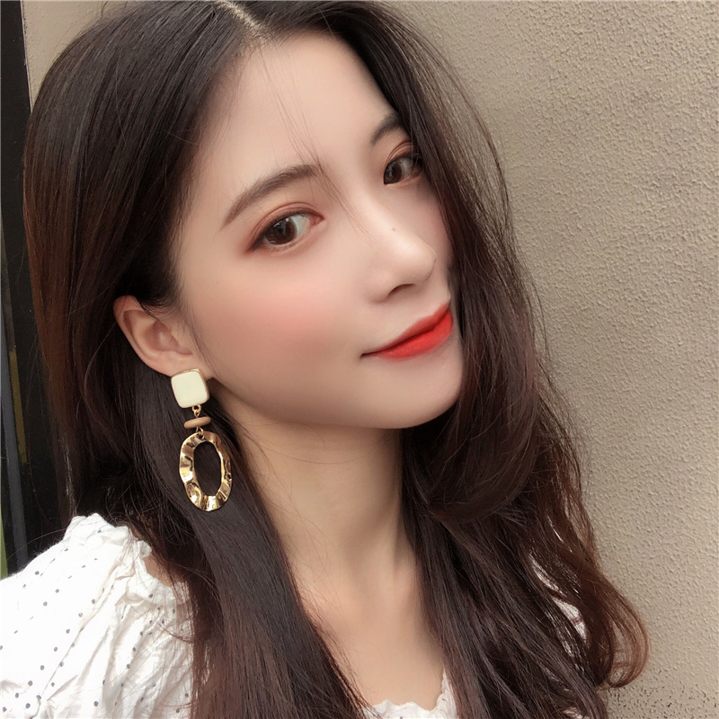 أقراط طويلة بتصميم موجة معدنية مع طلاء لامع