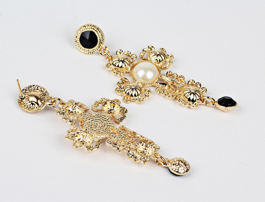 أقراط صليب باللؤلؤ والماس