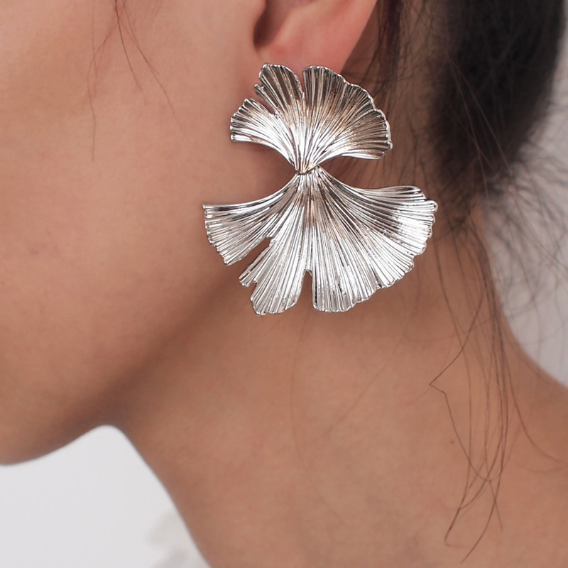 Asymmetrical leaf studs