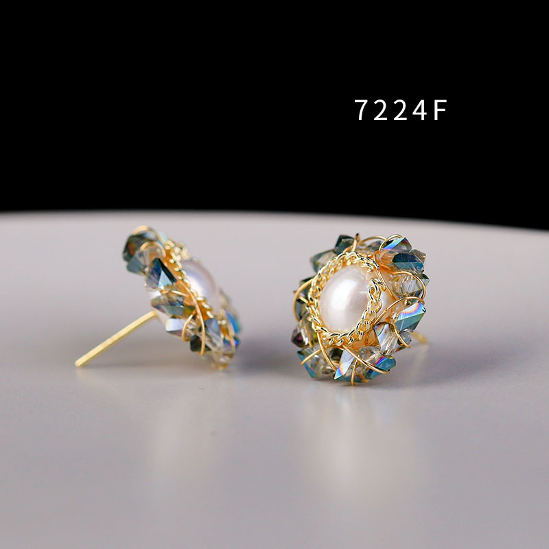 Female Pearl Stud Earrings