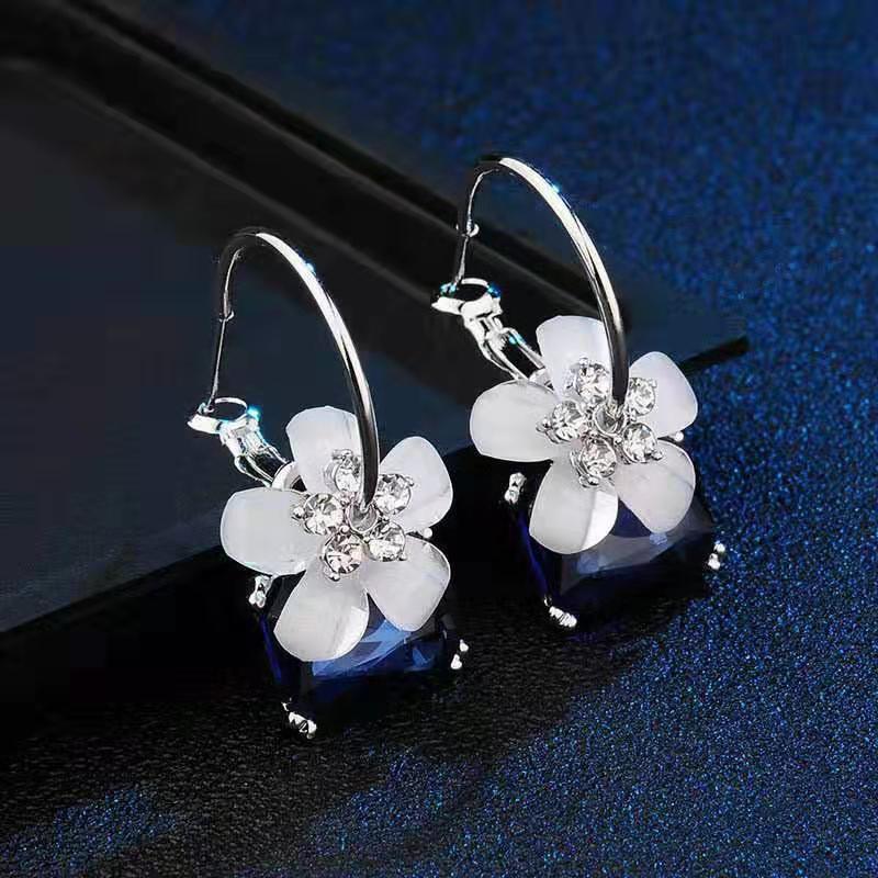 Flower crystal earrings