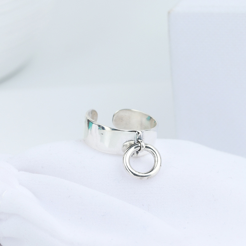 Glossy adjustable ring
