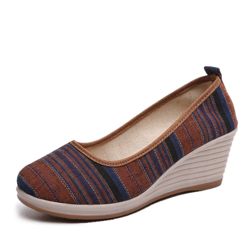 Old cloth embroidered women's shoes - Red