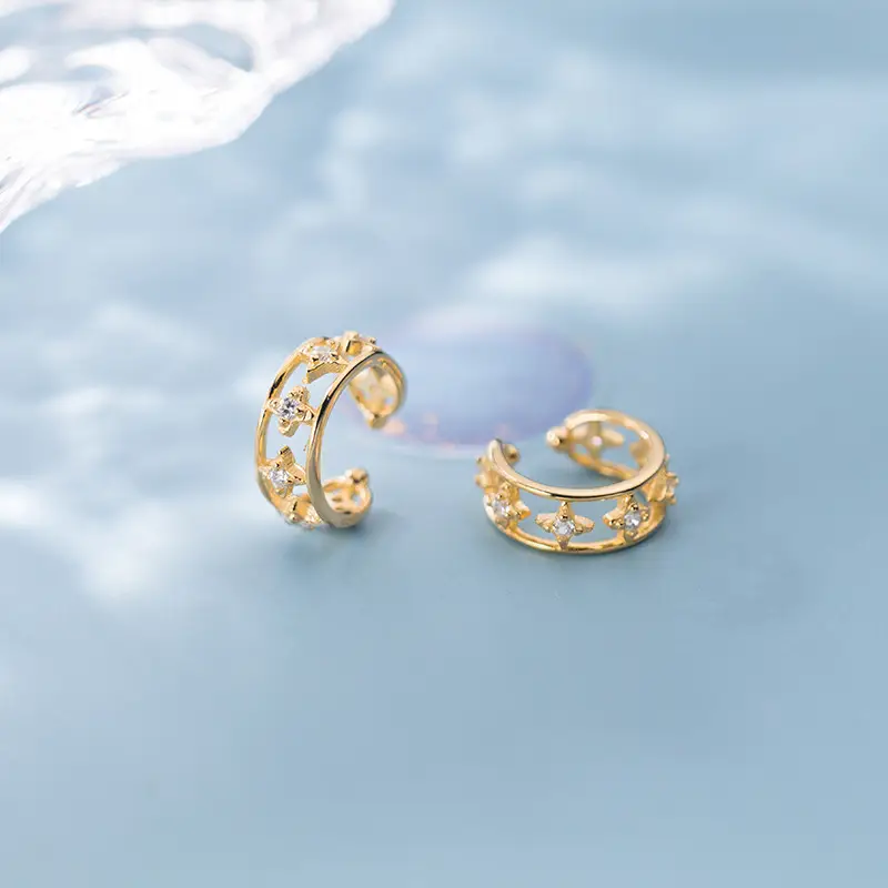 Four-pointed star simple pierced earrings