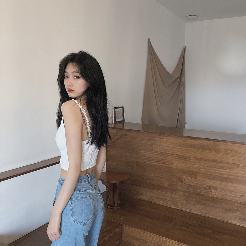 Sleeveless single breasted low neck vest