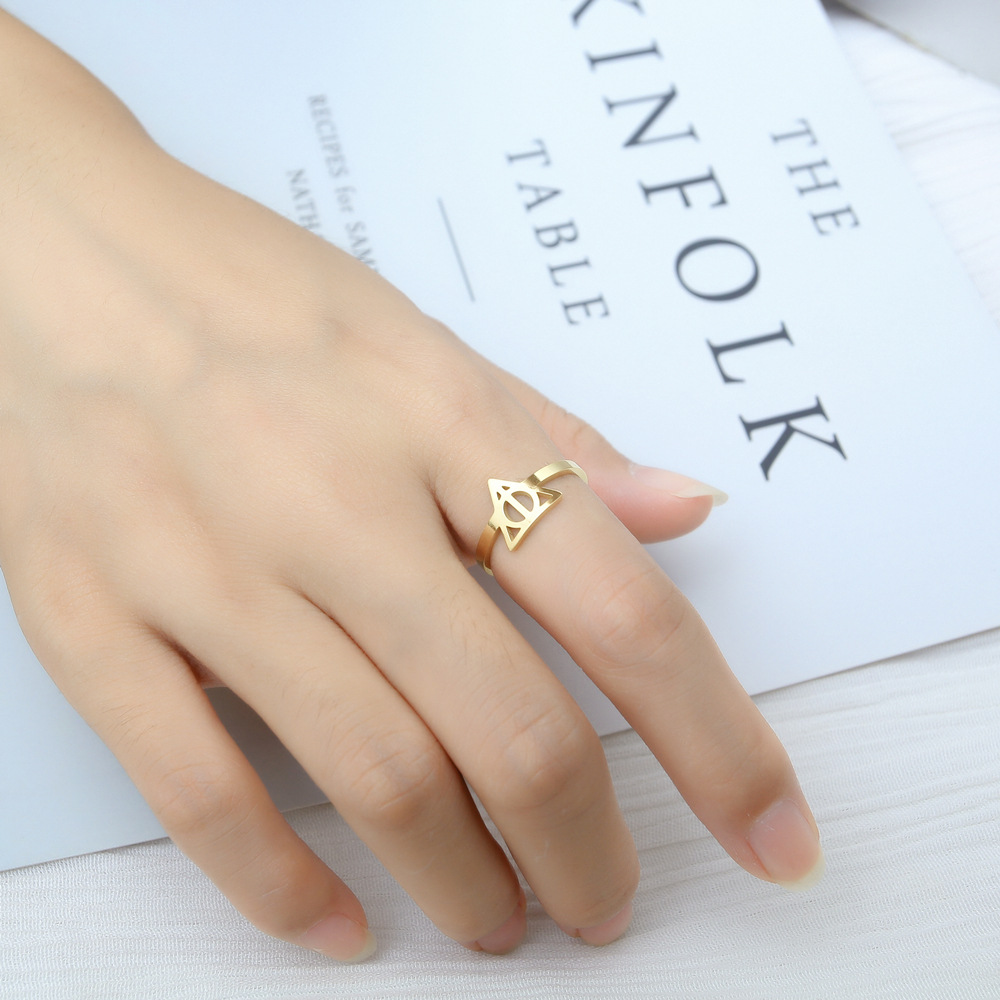 Triangle round logo ring