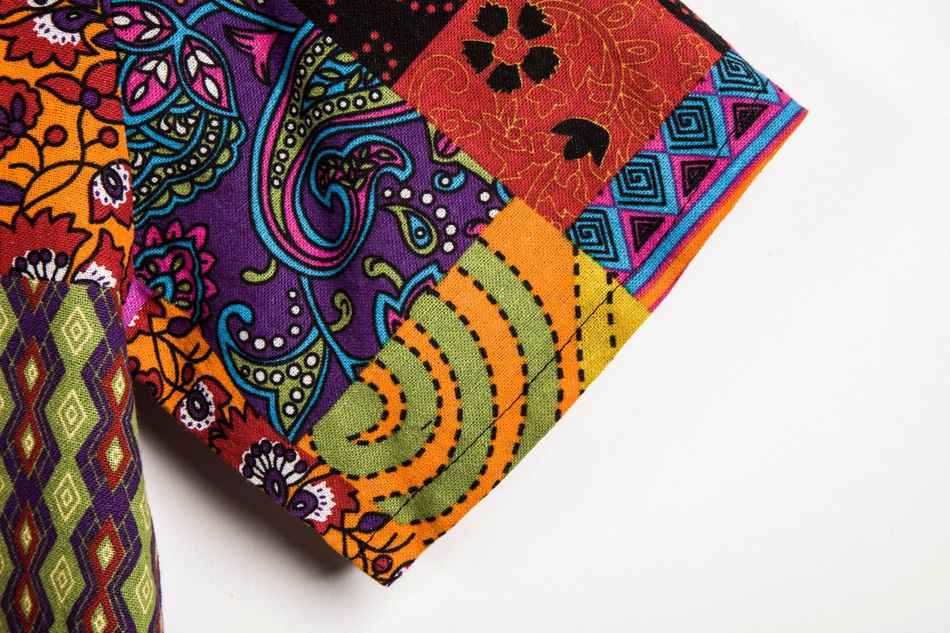 قميص بياقة قائمة ونقشة زهور مع تطريز بلون متباين