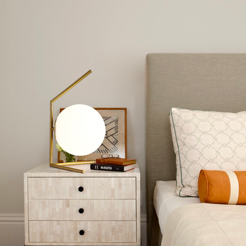 مصباح طاولة بزجاج كروي بسيط