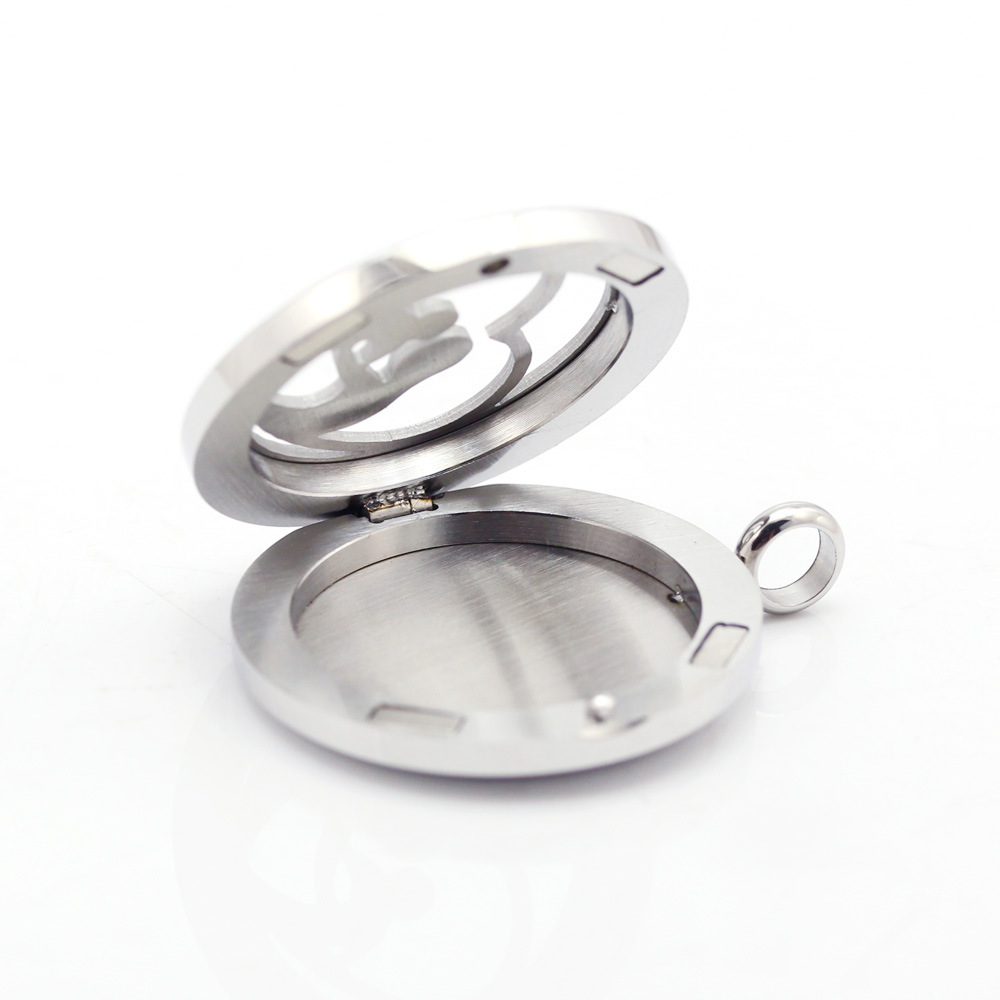 Round necklace with hollow wings