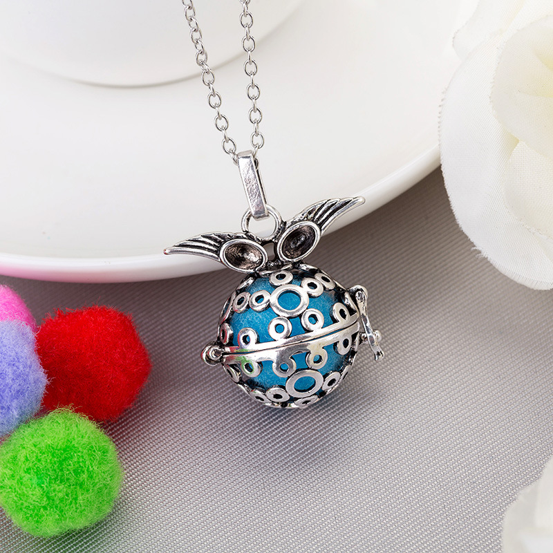 Spread of sweater chain with perfume