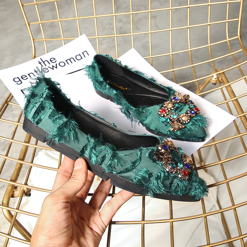 Pointed shallow egg roll shoes