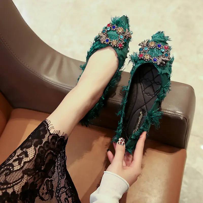 Pointed shallow egg roll shoes