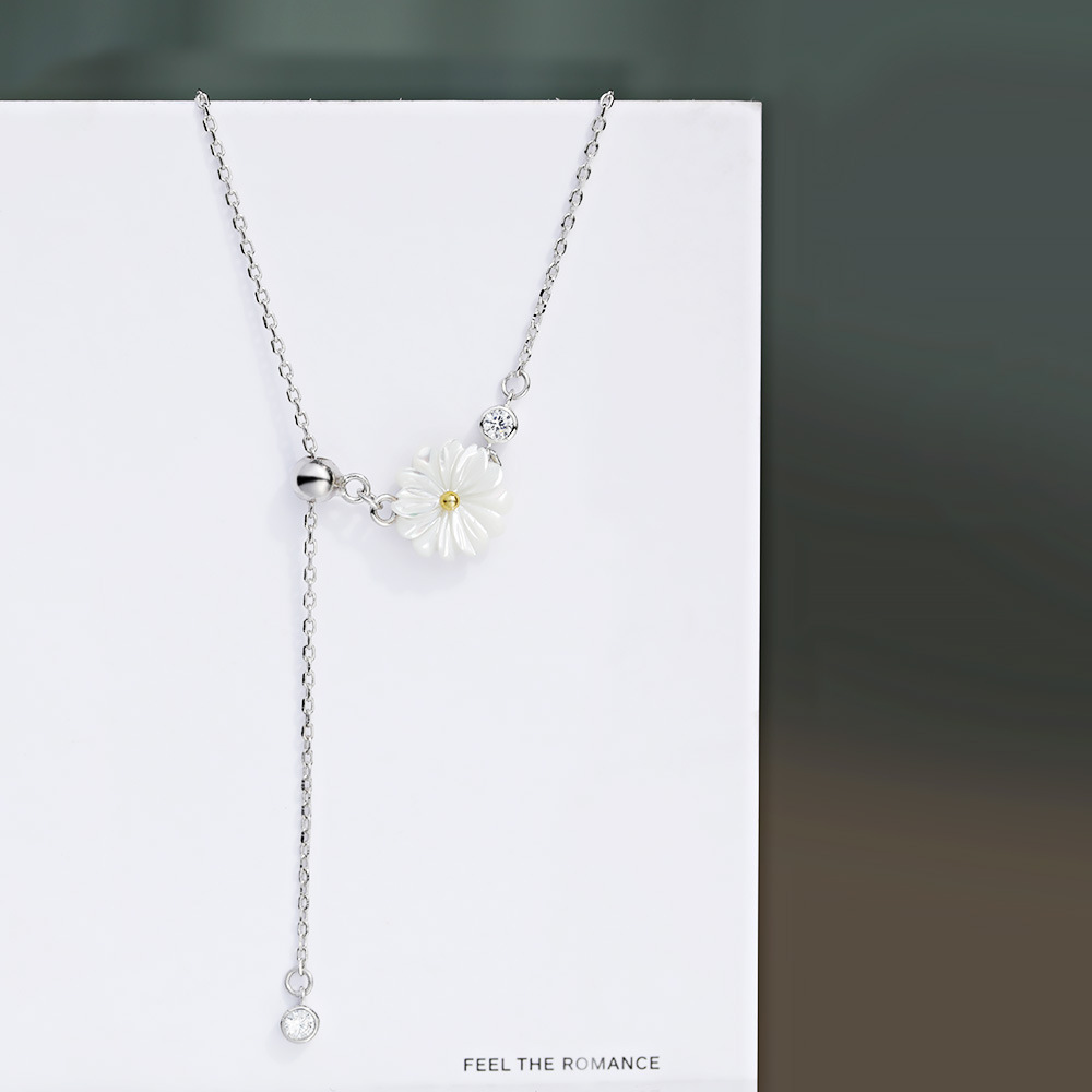 Small daisy shell necklace