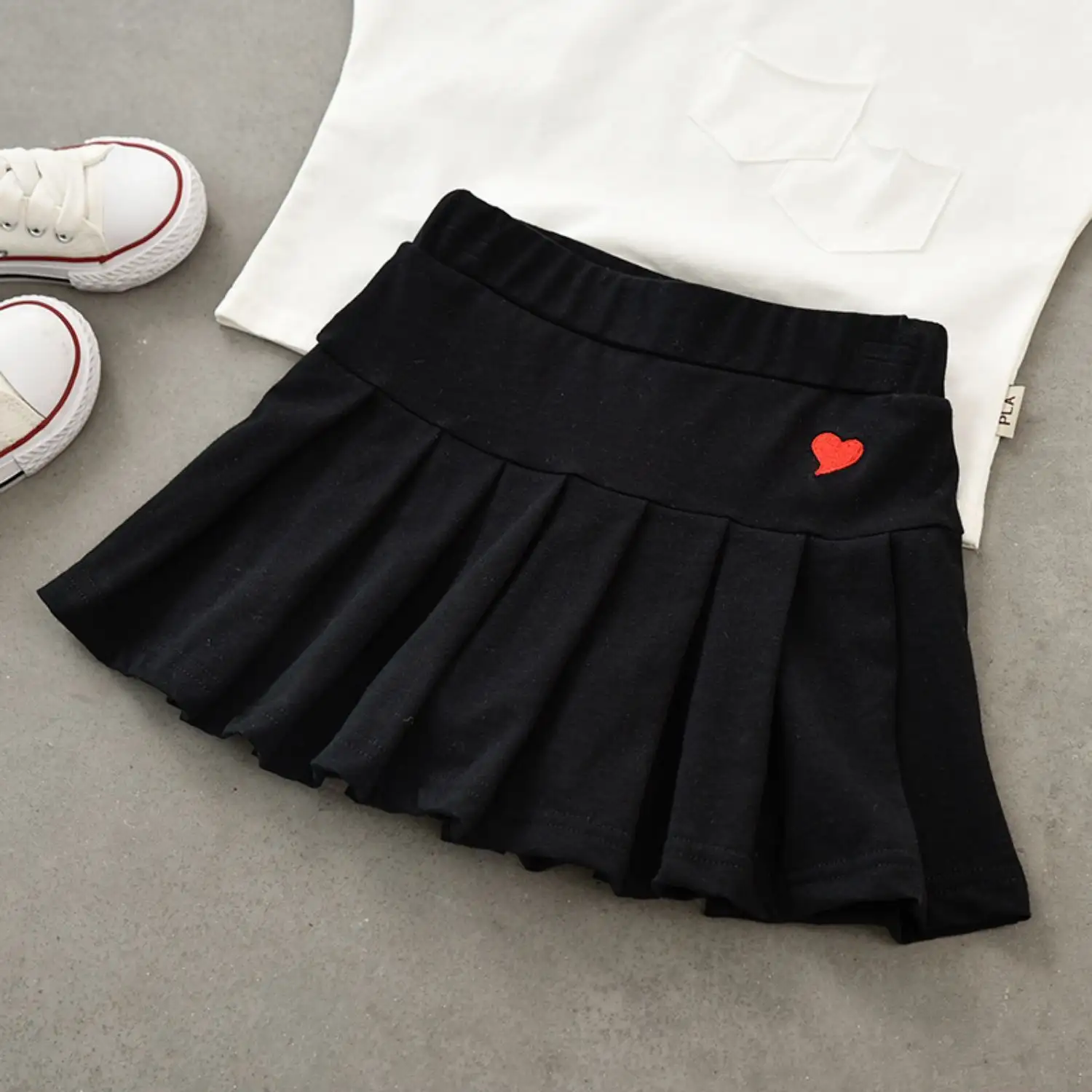 Children's love pleated skirt