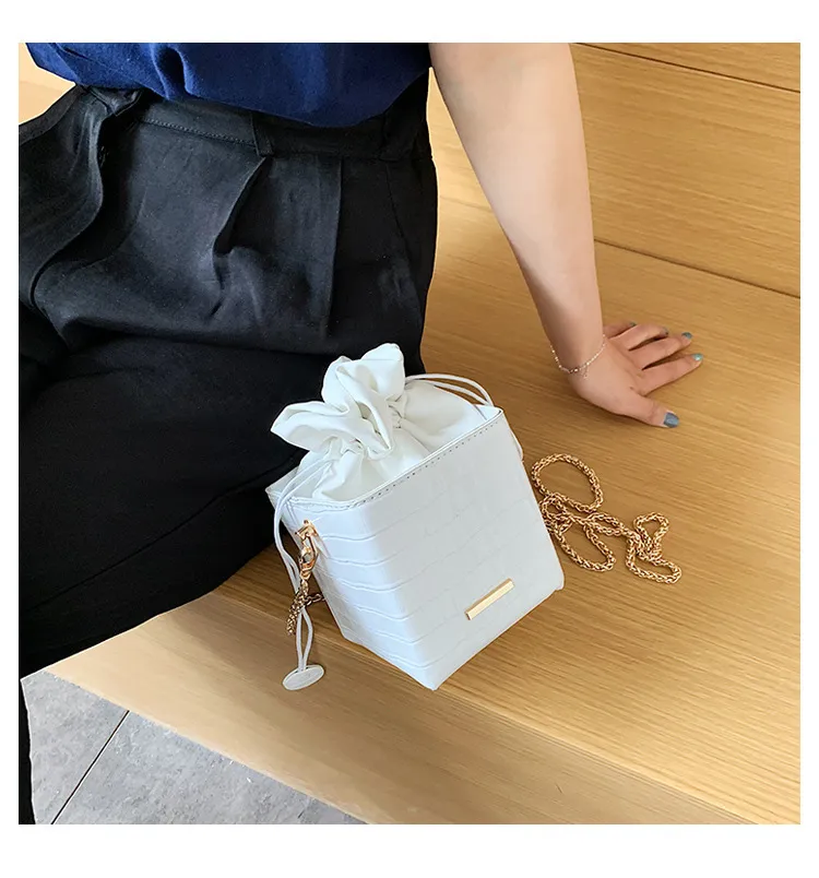 One shoulder messenger bag fashion chain - White