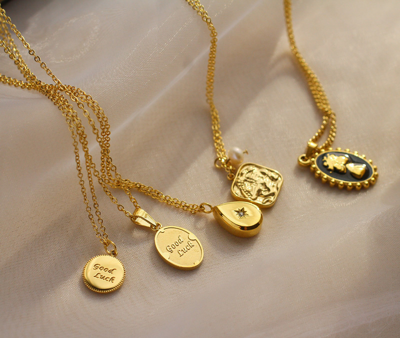 Coin alphabet short necklace