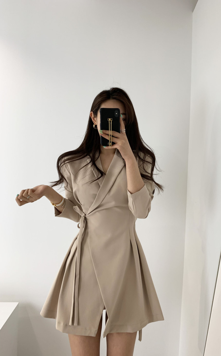 طقم كلاسيكي بياقة عالية وخصر مرتفع مع ثنيات