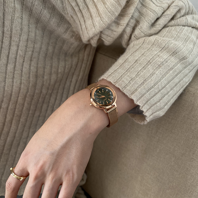 Elegant retro quartz watch