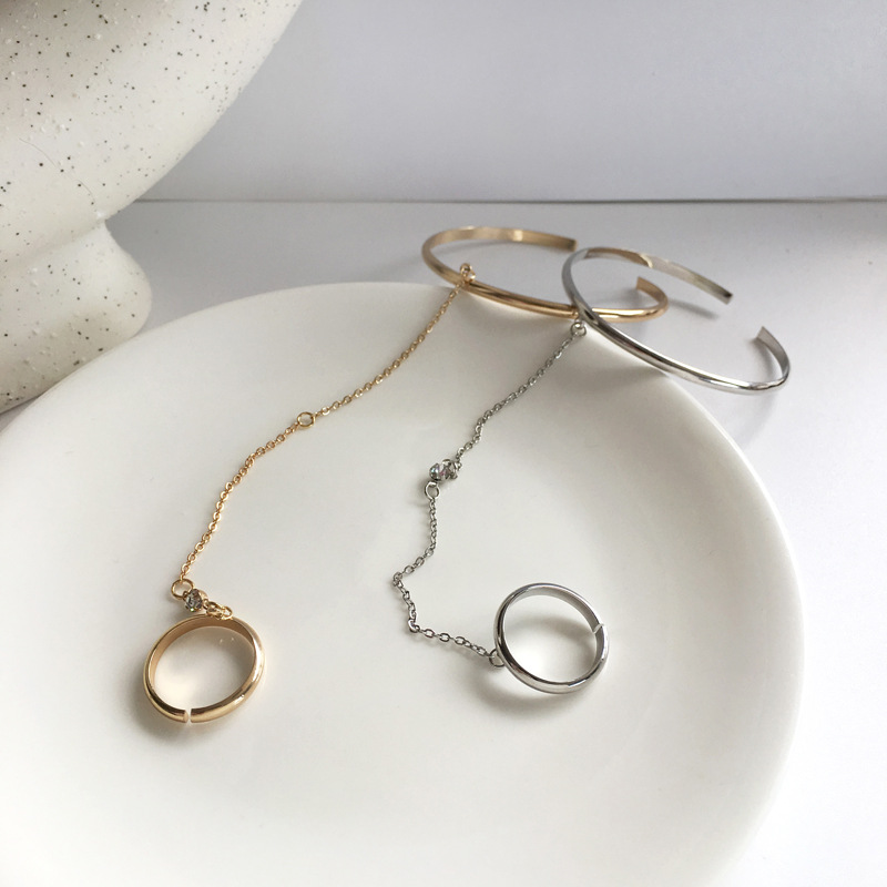 One-piece hand back bracelet