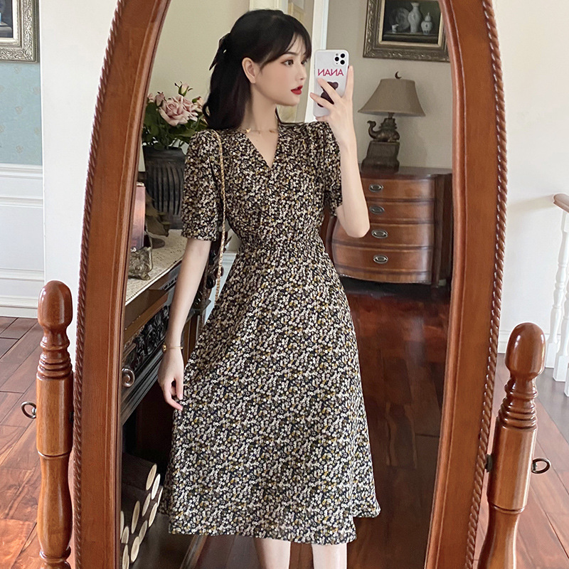 Elegant and gentle waist dress