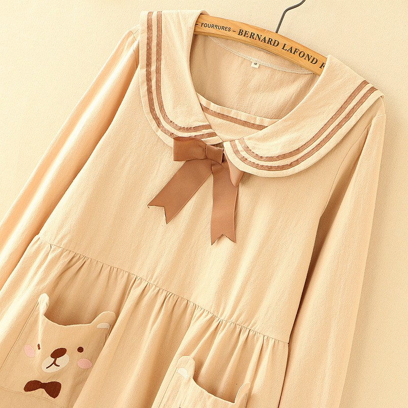 فستان بأكمام طويلة وياقة كحلية