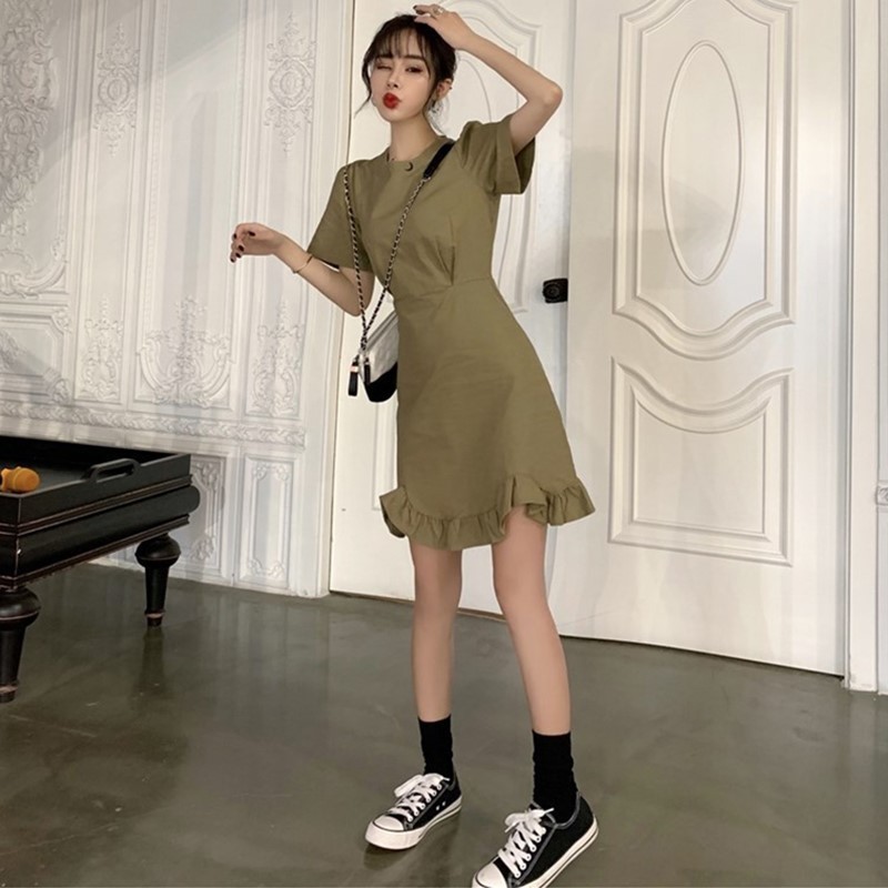 فستان قصير بأكمام قصيرة باللون الأخضر عند الخصر