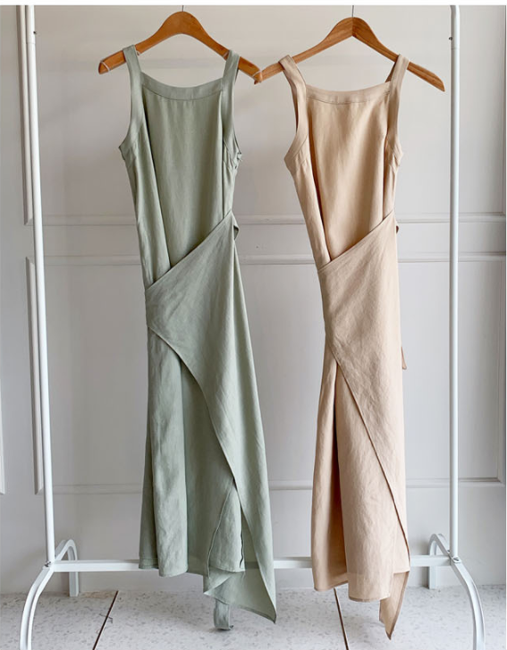 Long sleeveless skirt with slit straps