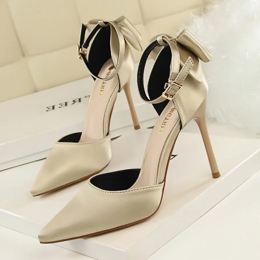 Pointed satin stiletto high heels - Gold
