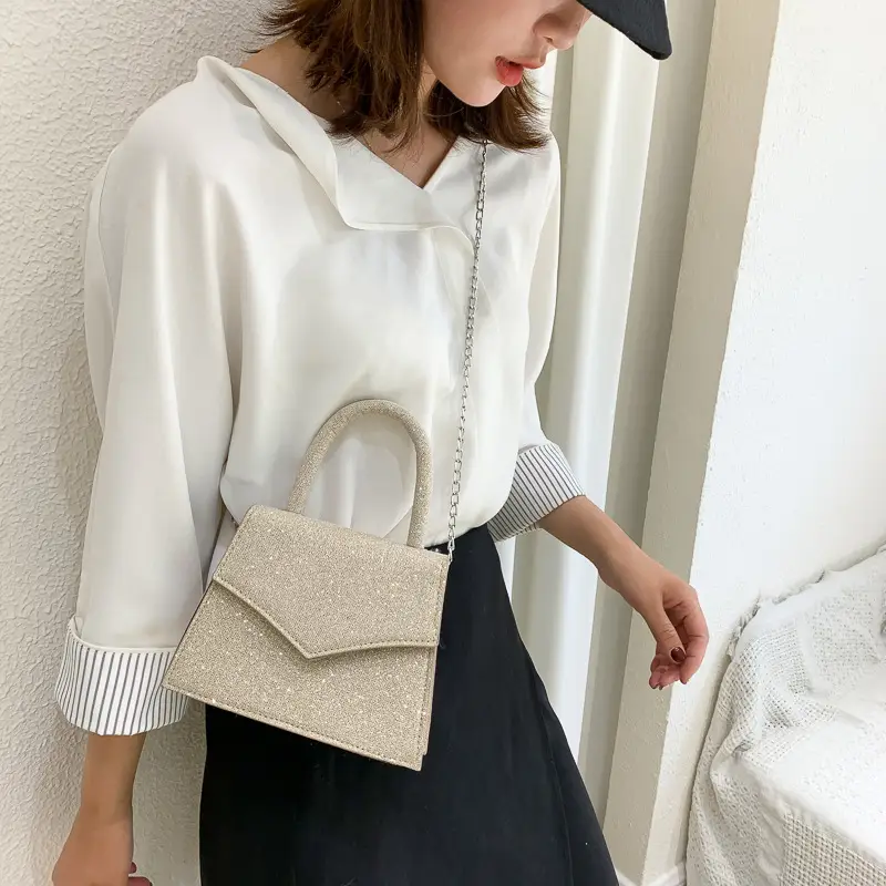 All-match chain messenger bag