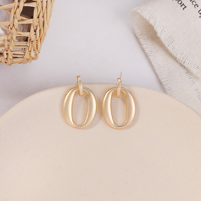 Temperament circle earrings