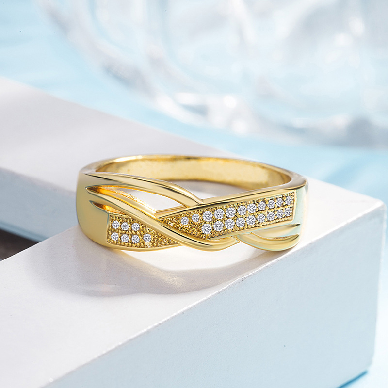 Ribbon 18k diamond ring