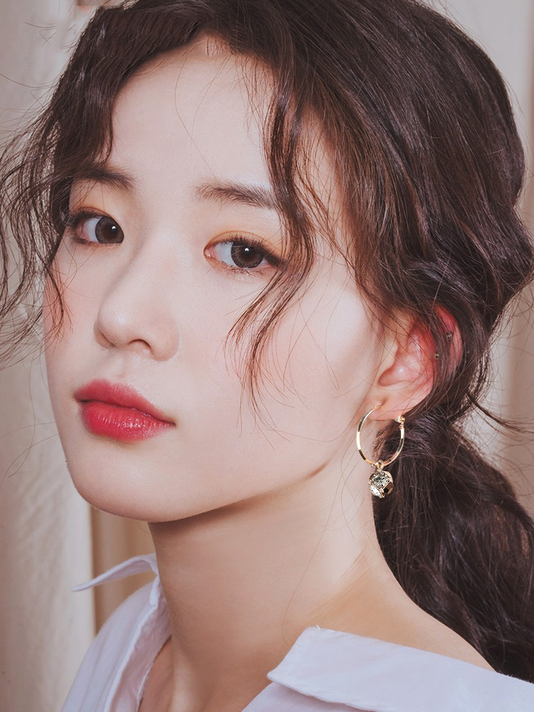 Temperament circle earrings