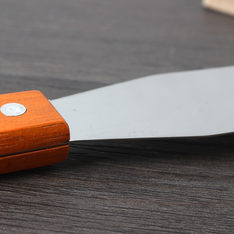Cake spatula with wooden handle