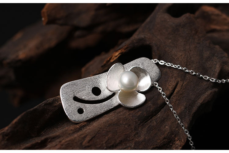 Natural pearl flower pendant women