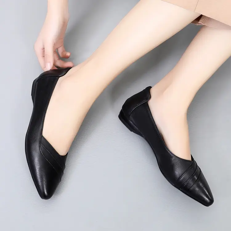 Pointed toe leather pumps