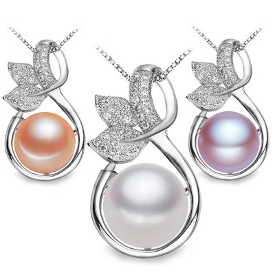 Freshwater cultured pearl pendant