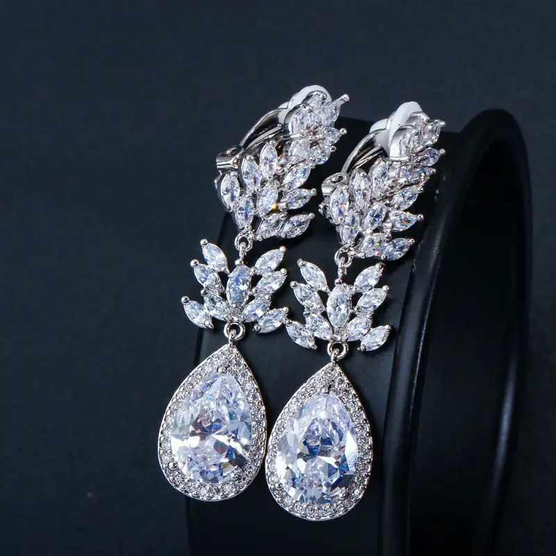 Simple and versatile long drop ear clip