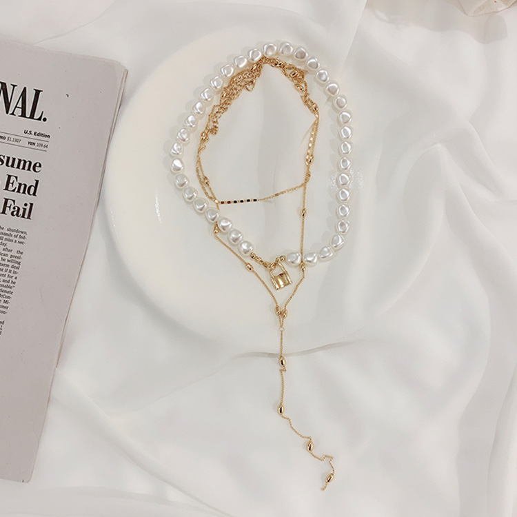 سلسلة ترقوة بقلادة قفل معدني