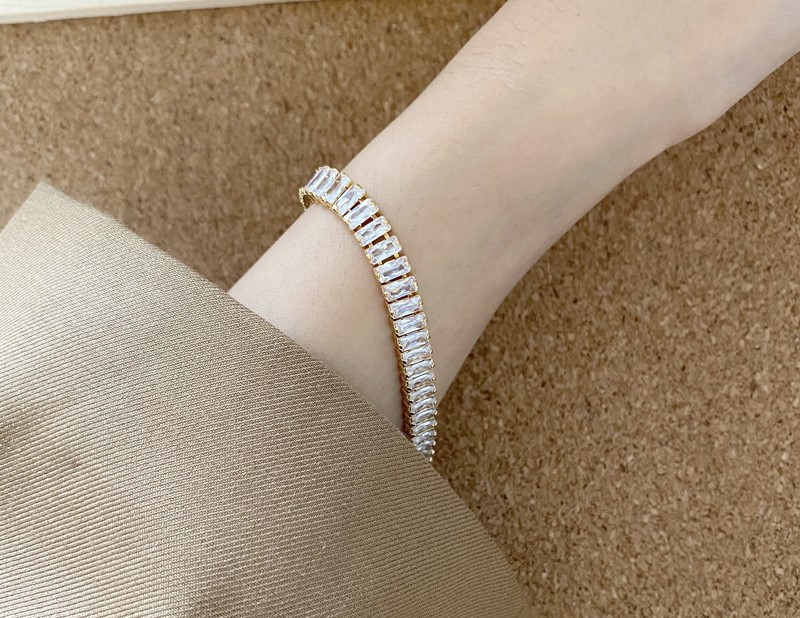 Simple zircon bracelet