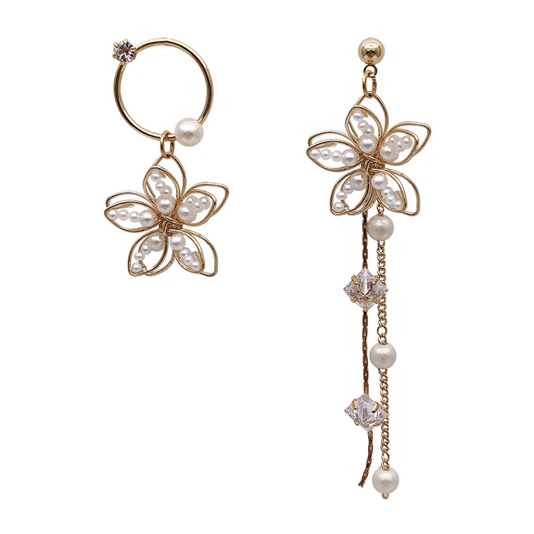 Hollow flower asymmetric earrings