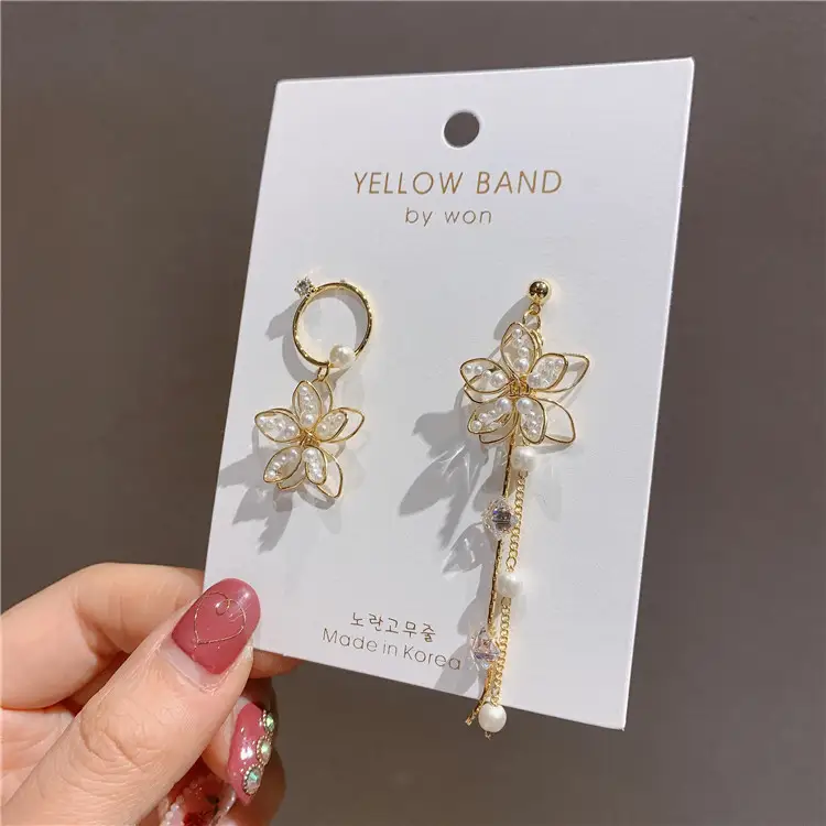 Hollow flower asymmetric earrings