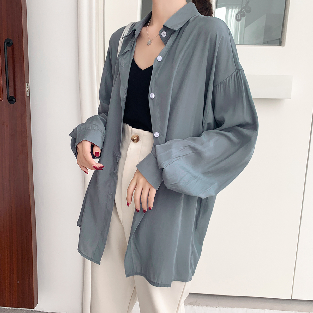Loose long-sleeved solid color shirt in silky fabric