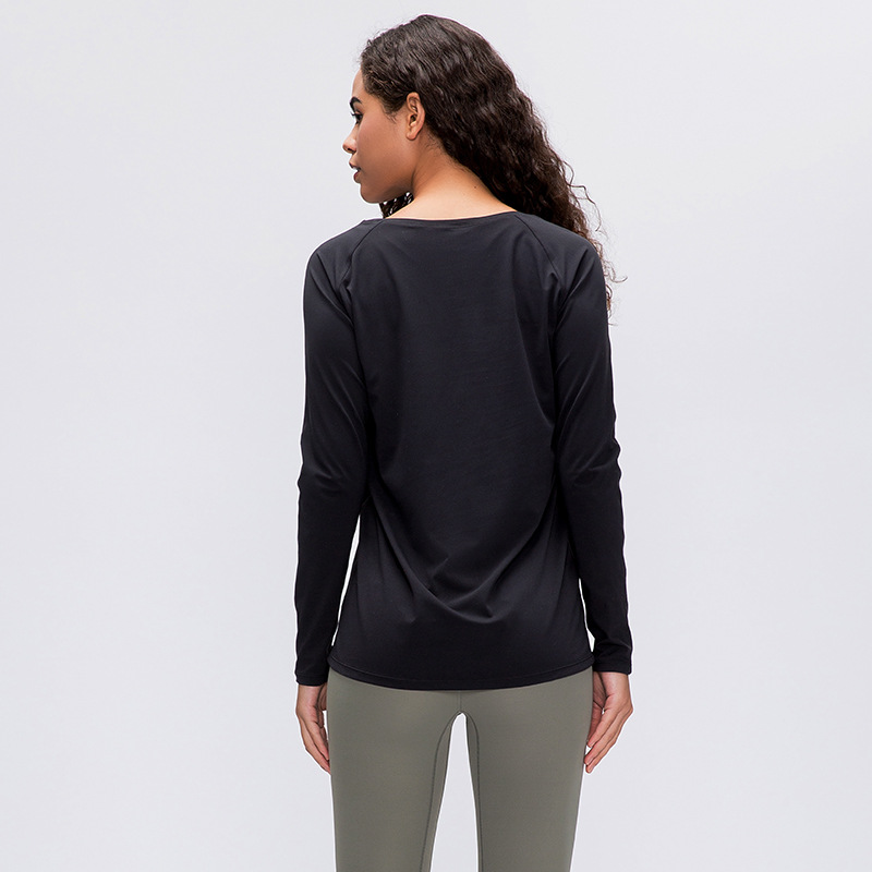 كميس يوجا ضيق بأكمام طويلة بلون حيادي