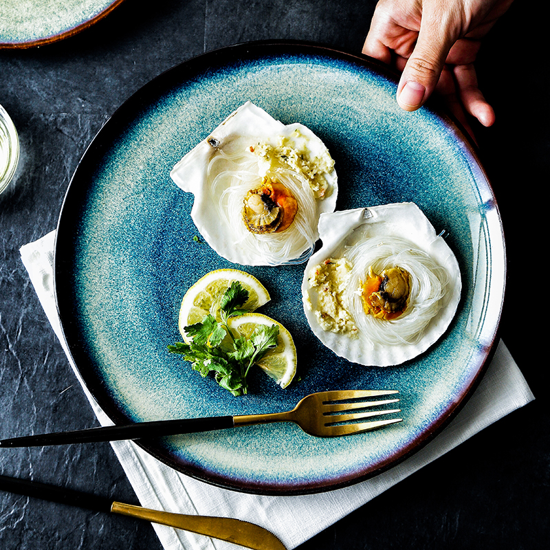 Японская круглая керамическая тарелка.