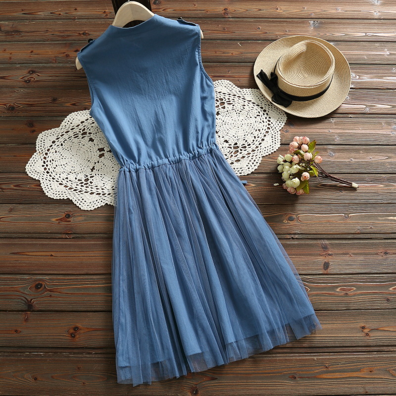 Sleeveless dress with lace and lace