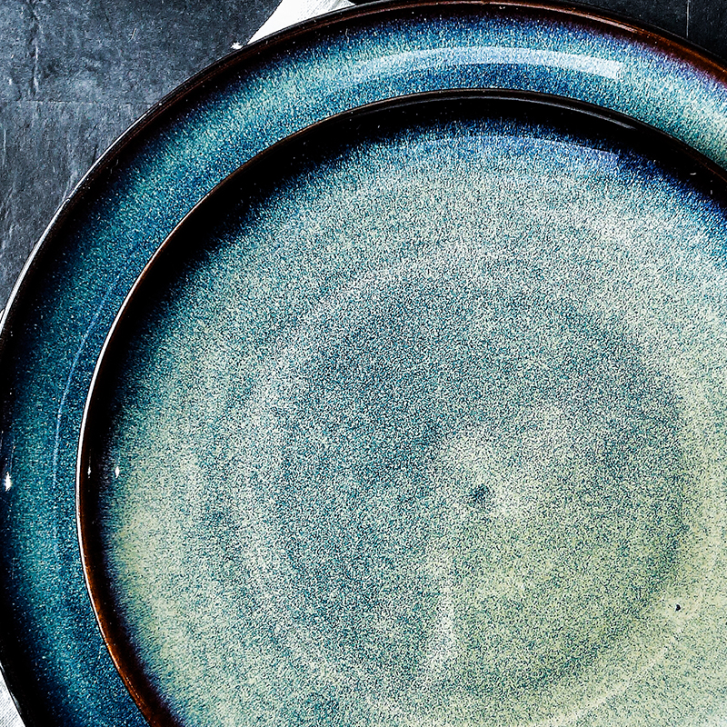 Японская круглая керамическая тарелка.