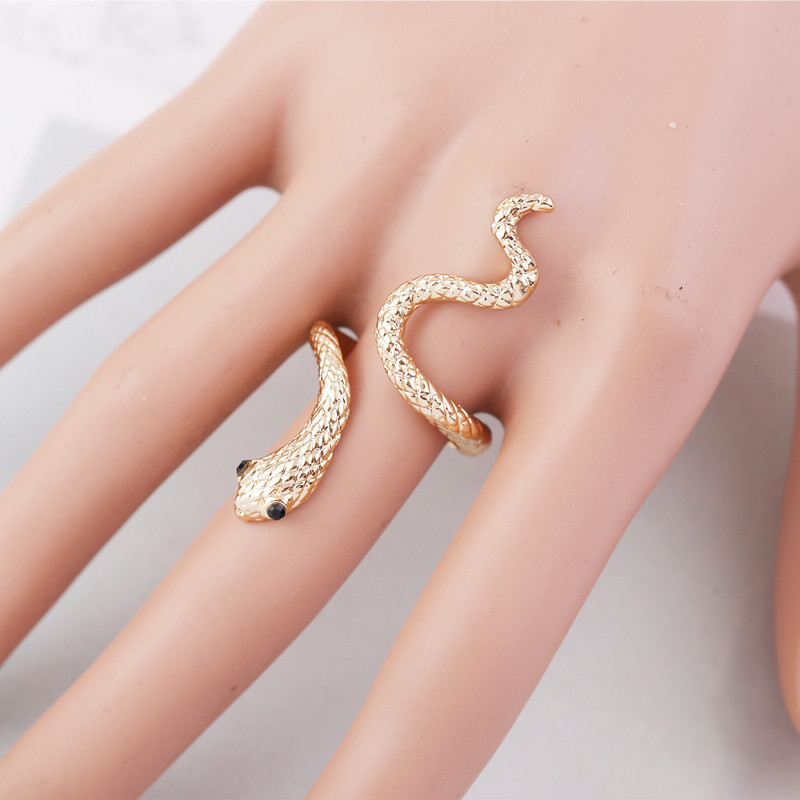 Exaggerated personality snake ring