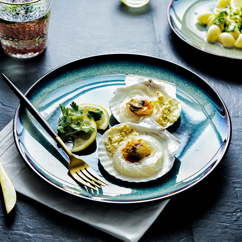 Японская круглая керамическая тарелка.