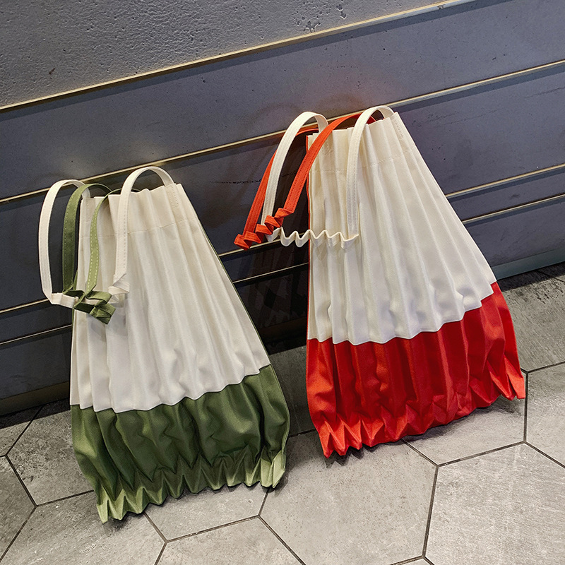Pleated canvas bag